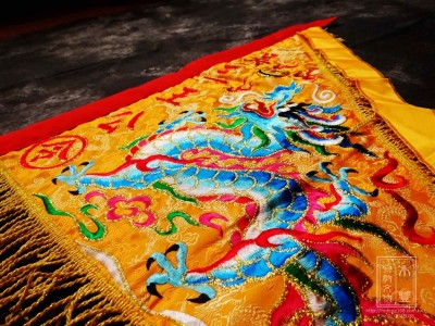 【吳三王公 / 黃底 / 單彩龍款 】三角旗作品。鑑賞